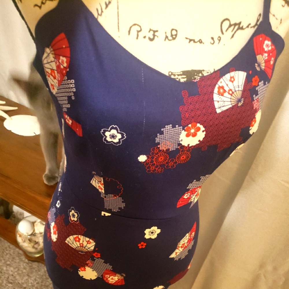 Gorgeous vintage motif pencil dress